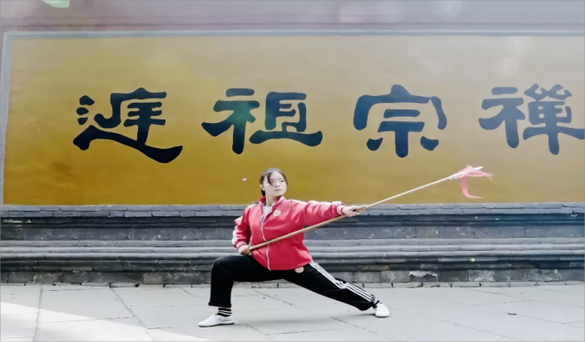 嵩山演武场上的铿锵玫瑰：记少林小龙武校女子长矛枪训练风采