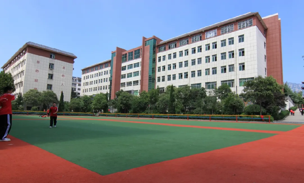 嵩山环抱中的成长乐园：少林小龙武校校园环境实景探访